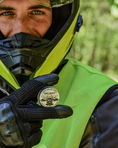 Gas Mast metalna kutijica u ruci motociklista